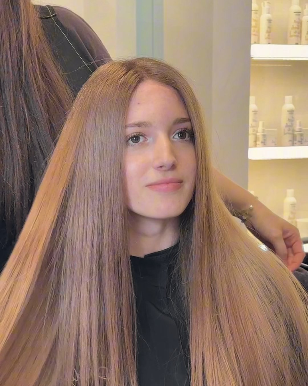 Kundin mit langem, glattem Haar in warmen Brauntönen im HaarWerk Oberpollinger in München
