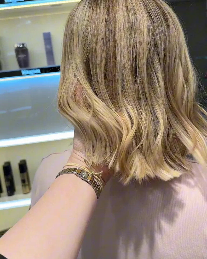 Nachher: Blond-Ergebnis im Salon, Beispiel 3